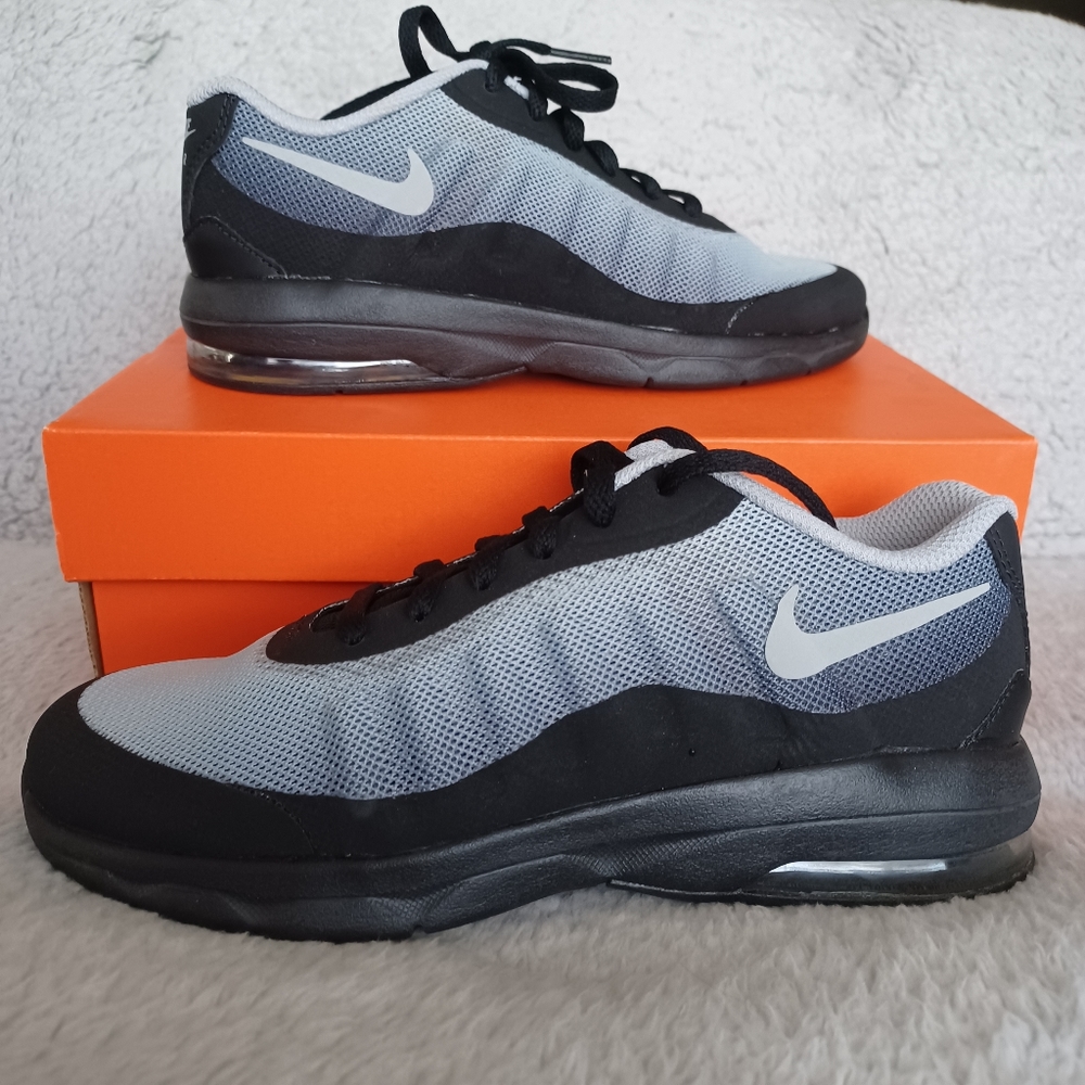 Nike Air Max Invigor PS Size 2Y Color Black/LT Smoke Grey
